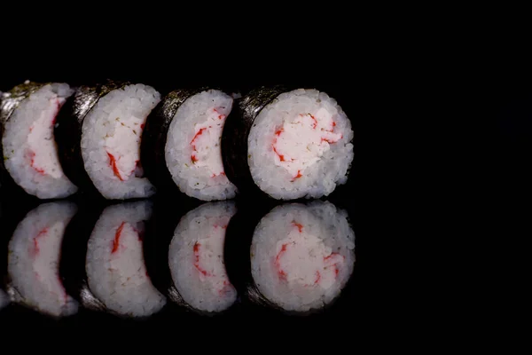 Frescos Deliciosos Rollos Sushi Sobre Fondo Oscuro Elementos Cocina Japonesa —  Fotos de Stock