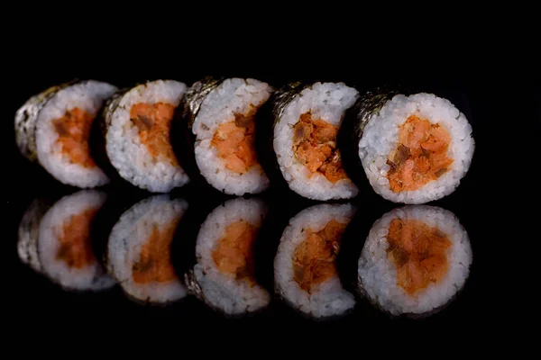 Frescos Deliciosos Rollos Sushi Sobre Fondo Oscuro Elementos Cocina Japonesa —  Fotos de Stock