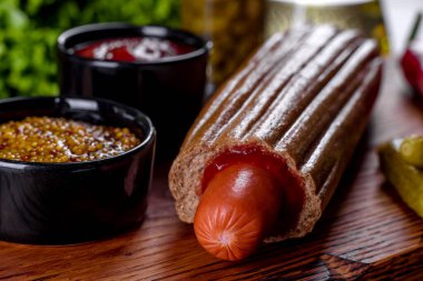 Çeşitli çörek ve sosislerle nefis taze sosisliler. Fast food, işe yaramaz yemek.