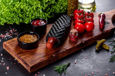 Çeşitli çörek ve sosislerle nefis taze sosisliler. Fast food, işe yaramaz yemek.