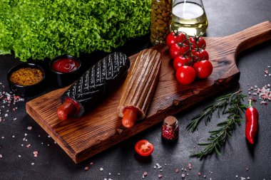 Çeşitli çörek ve sosislerle nefis taze sosisliler. Fast food, işe yaramaz yemek.