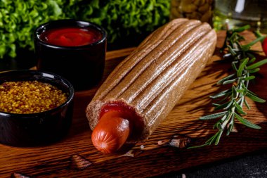 Çeşitli çörek ve sosislerle nefis taze sosisliler. Fast food, işe yaramaz yemek.