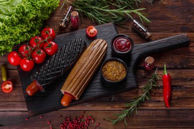 Çeşitli çörek ve sosislerle nefis taze sosisliler. Fast food, işe yaramaz yemek.