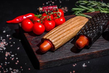 Çeşitli çörek ve sosislerle nefis taze sosisliler. Fast food, işe yaramaz yemek.