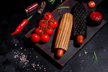 Çeşitli çörek ve sosislerle nefis taze sosisliler. Fast food, işe yaramaz yemek.