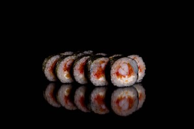 Karanlık bir arka planda taze, lezzetli suşi ruloları. Japon mutfağının elementleri
