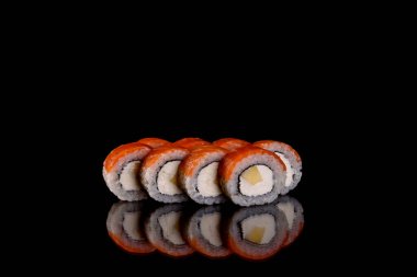 Karanlık bir arka planda taze, lezzetli suşi ruloları. Japon mutfağının elementleri
