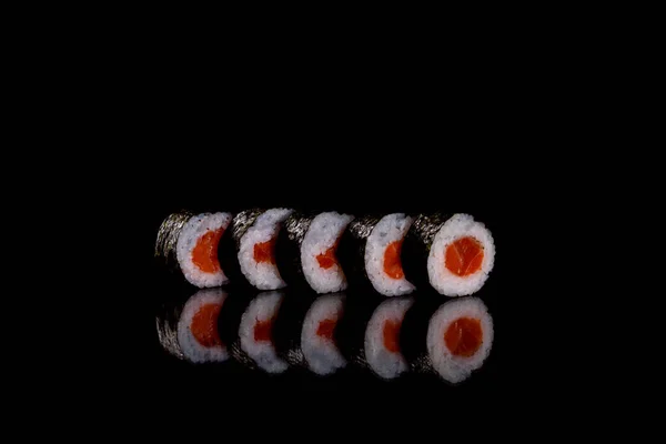 Färsk Läcker Vacker Sushi Rullar Mörk Bakgrund Delar Det Japanska — Stockfoto
