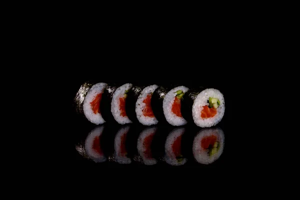 Свіжі Чудові Суші Обертаються Темному Тлі Елементи Японської Кухні — стокове фото