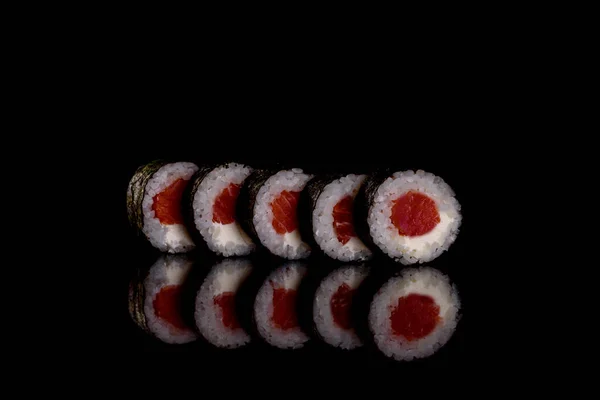 Свіжі Чудові Суші Обертаються Темному Тлі Елементи Японської Кухні — стокове фото