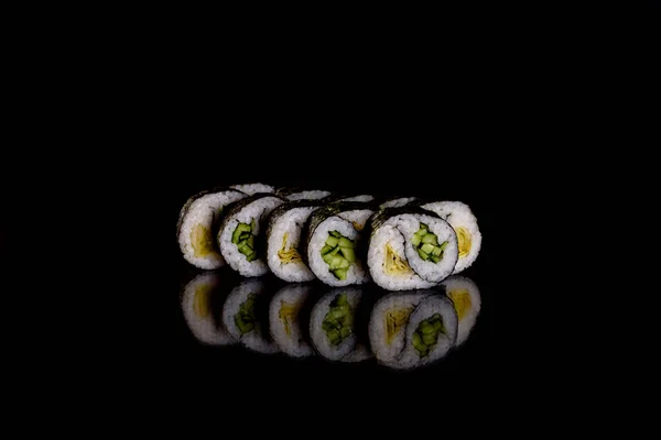 Frescos Deliciosos Rollos Sushi Sobre Fondo Oscuro Elementos Cocina Japonesa — Foto de Stock