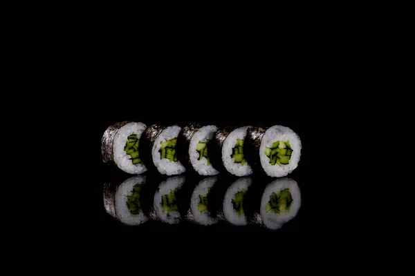 Frescos Deliciosos Rollos Sushi Sobre Fondo Oscuro Elementos Cocina Japonesa —  Fotos de Stock