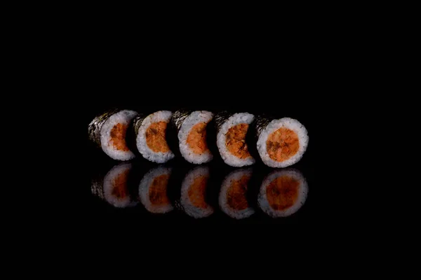 Frescos Deliciosos Rollos Sushi Sobre Fondo Oscuro Elementos Cocina Japonesa —  Fotos de Stock