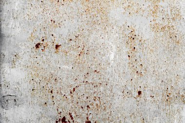 Çatlakları ve çizikleri olan metal bir duvarın dokusu arka plan olarak kullanılabilir.