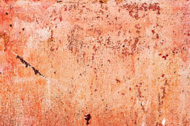 Çatlakları ve çizikleri olan metal bir duvarın dokusu arka plan olarak kullanılabilir.