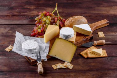 Güzel, lezzetli peynirli, parmesanlı, üzümlü ve incirli peynir. Tatilde şarap için atıştırmalıklar