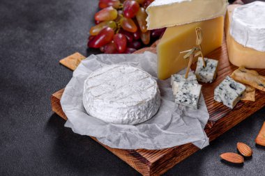 Güzel, lezzetli peynirli, parmesanlı, üzümlü ve incirli peynir. Tatilde şarap için atıştırmalıklar