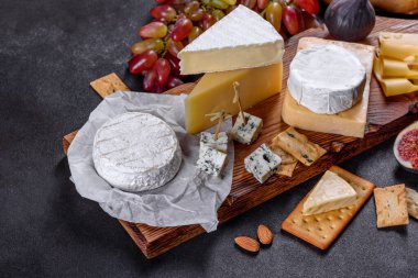 Güzel, lezzetli peynirli, parmesanlı, üzümlü ve incirli peynir. Tatilde şarap için atıştırmalıklar