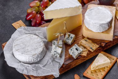 Güzel, lezzetli peynirli, parmesanlı, üzümlü ve incirli peynir. Tatilde şarap için atıştırmalıklar