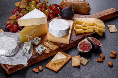 Güzel, lezzetli peynirli, parmesanlı, üzümlü ve incirli peynir. Tatilde şarap için atıştırmalıklar