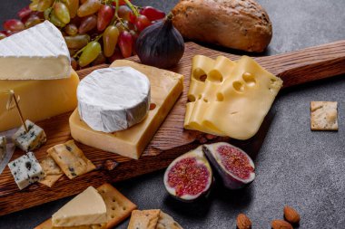 Güzel, lezzetli peynirli, parmesanlı, üzümlü ve incirli peynir. Tatilde şarap için atıştırmalıklar