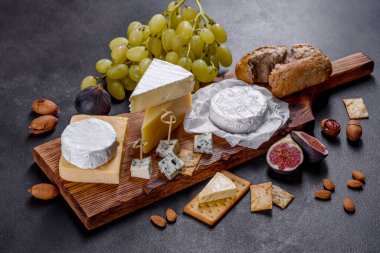 Güzel, lezzetli peynirli, parmesanlı, üzümlü ve incirli peynir. Tatilde şarap için atıştırmalıklar