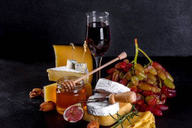 Güzel, lezzetli peynirli, parmesanlı, üzümlü ve incirli peynir. Tatilde şarap için atıştırmalıklar