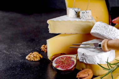 Güzel, lezzetli peynirli, parmesanlı, üzümlü ve incirli peynir. Tatilde şarap için atıştırmalıklar