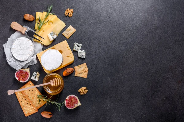 Hermoso Delicioso Queso Camembert Parmesano Brie Con Uvas Higos Una — Foto de Stock
