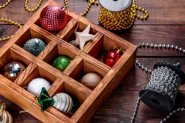 Noel Oyuncakları Dekorasyonlar Ahşap Bir Masada Güzel Bir Tahta Kutuda — Stok fotoğraf