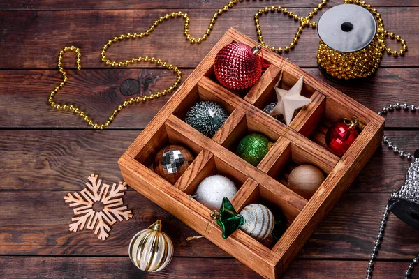 Noel Oyuncakları Dekorasyonlar Ahşap Bir Masada Güzel Bir Tahta Kutuda — Stok fotoğraf