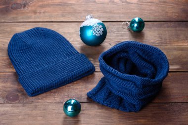 Güzel yün örülmüş şeyler şapka ve snood. Noel hediyeleri