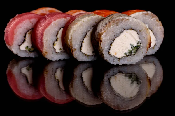 Délicieux Sushis Frais Délicieux Roulent Sur Fond Sombre Éléments Cuisine — Photo