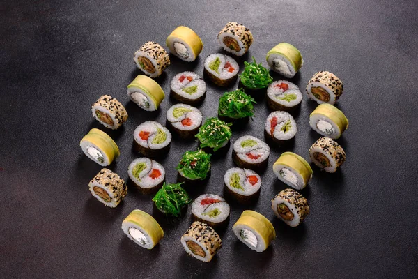 Frische Köstliche Sushi Rollen Auf Dunklem Hintergrund Elemente Der Japanischen — Stockfoto