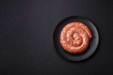 Tuz, baharat ve çimento kaplı bir halkada ızgara sosis.