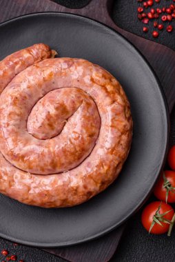 Tuz, baharat ve çimento kaplı bir halkada ızgara sosis.