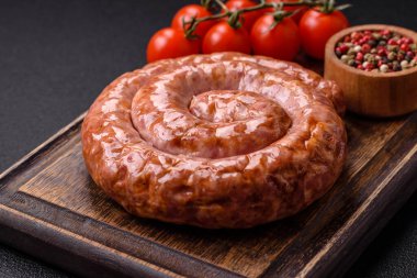 Tuz, baharat ve çimento kaplı bir halkada ızgara sosis.