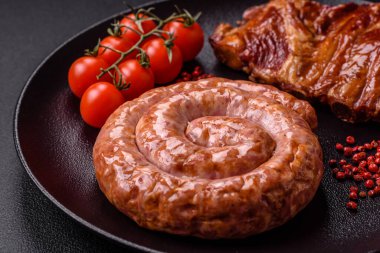 Tuz, baharat ve çimento kaplı bir halkada ızgara sosis.