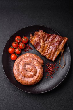 Tuz, baharat ve çimento kaplı bir halkada ızgara sosis.