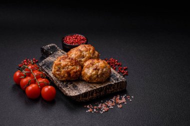 Lezzetli taze kıymalı balık pirzolası. Esmer arka planda baharatlar ve otlarla birlikte.