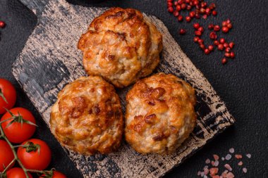 Lezzetli taze kıymalı balık pirzolası. Esmer arka planda baharatlar ve otlarla birlikte.