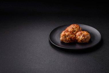 Lezzetli taze kıymalı balık pirzolası. Esmer arka planda baharatlar ve otlarla birlikte.