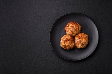 Lezzetli taze kıymalı balık pirzolası. Esmer arka planda baharatlar ve otlarla birlikte.