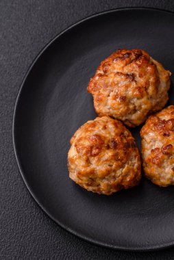 Lezzetli taze kıymalı balık pirzolası. Esmer arka planda baharatlar ve otlarla birlikte.