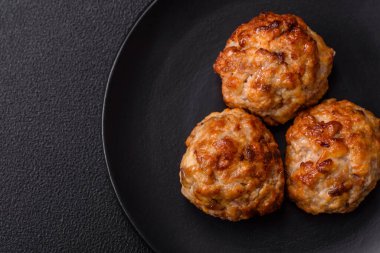 Lezzetli taze kıymalı balık pirzolası. Esmer arka planda baharatlar ve otlarla birlikte.