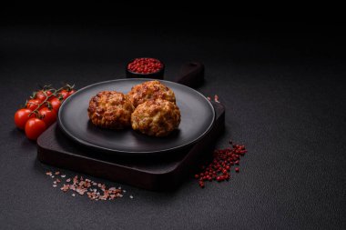 Lezzetli taze kıymalı balık pirzolası. Esmer arka planda baharatlar ve otlarla birlikte.