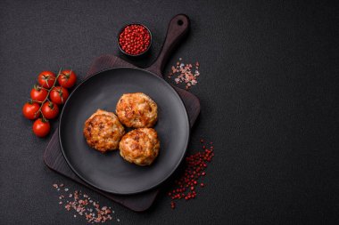 Lezzetli taze kıymalı balık pirzolası. Esmer arka planda baharatlar ve otlarla birlikte.