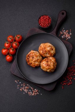 Lezzetli taze kıymalı balık pirzolası. Esmer arka planda baharatlar ve otlarla birlikte.