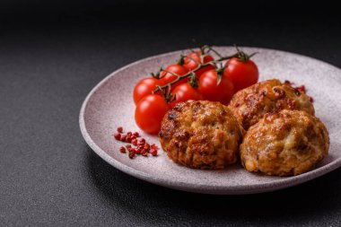 Lezzetli taze kıymalı balık pirzolası. Esmer arka planda baharatlar ve otlarla birlikte.