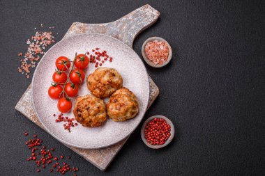 Lezzetli taze kıymalı balık pirzolası. Esmer arka planda baharatlar ve otlarla birlikte.